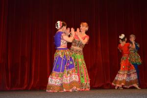 Glej lušno je pr' nas s plesalci in pevci z različnih koncev 13